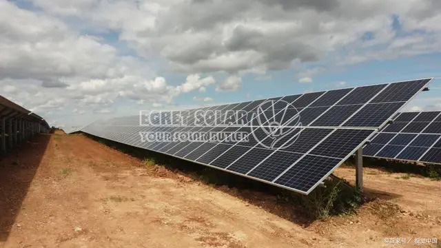 Distribuovaná fotovoltaická (PV) generace vs. centralizovaná fotovoltaická generace: srovnávací analýza