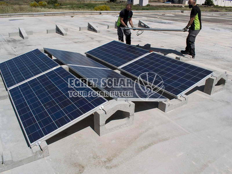 Můžete nainstalovat solární panely na střeše na východ a na západě, jak sluneční energie